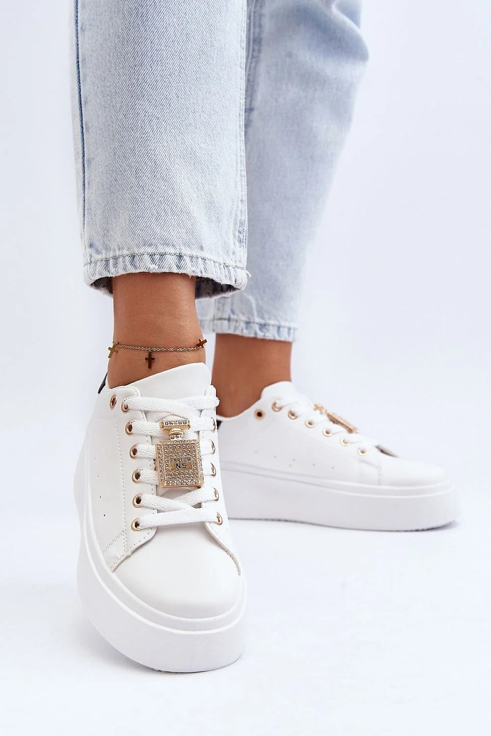 baskets femme contemporaines blanches similicuir plateforme 45mm semelle épaisse talon noir lacets blancs œillets dorés pendentif pavé strass confort mousse
