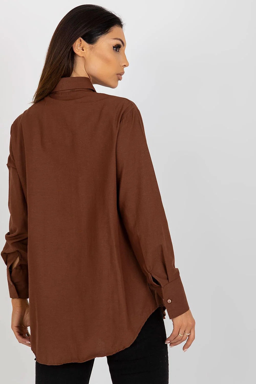 Chemise pour femme manches longues style classique moderne couleur marron terreux tissu coton polyester coupe ample poche poitrine boutons ton sur ton