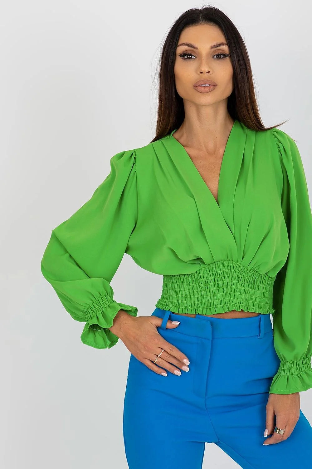 chemisier crop top femme moderne encolure V manches longues volumineuses poignets élastiqués froncé taille silhouette féminine fluide vert vif
