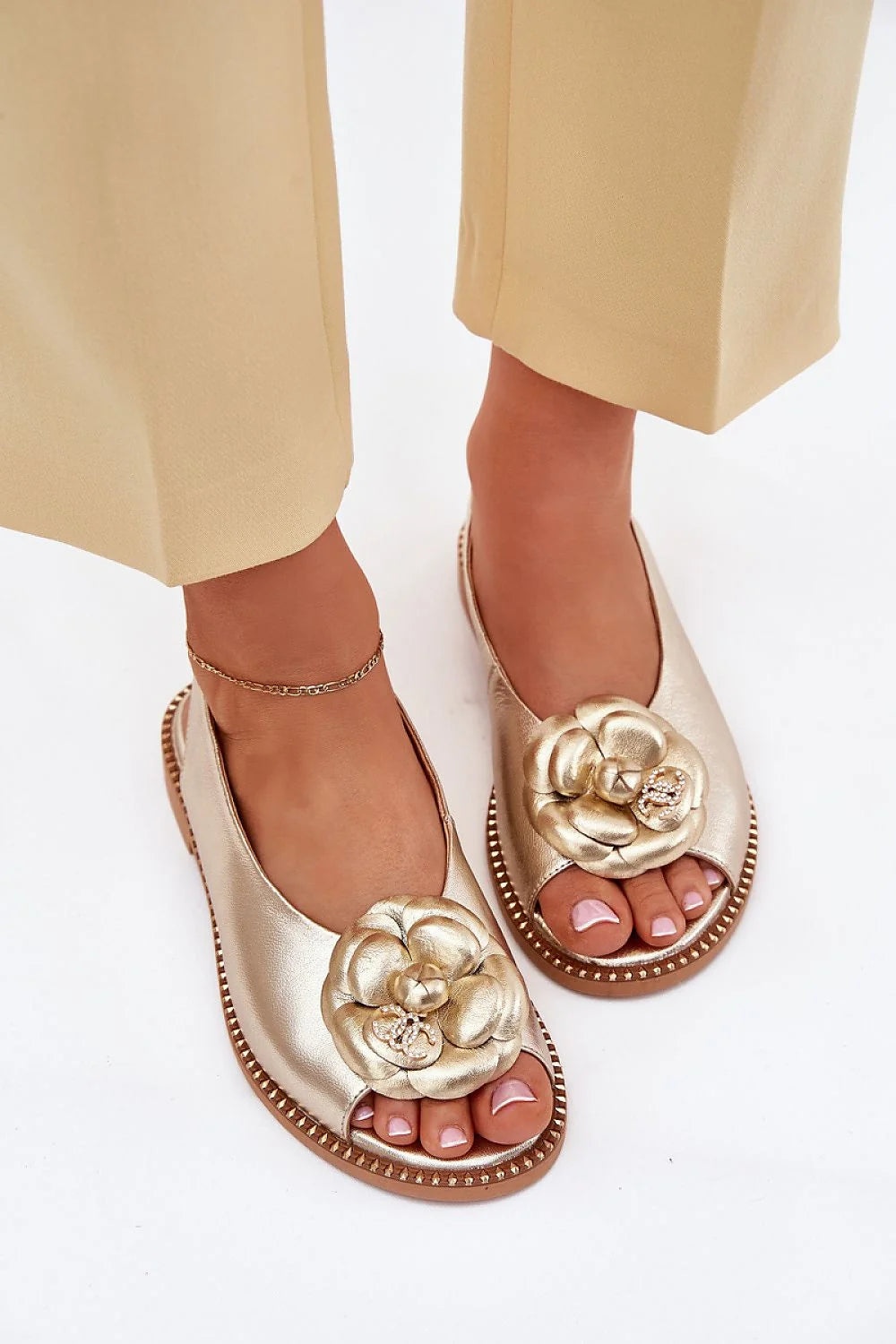 Sandales ouvertes pour femmes design floral élégant cuir naturel doré métallisé semelle plate talon plat facile à enfiler sandales estivales