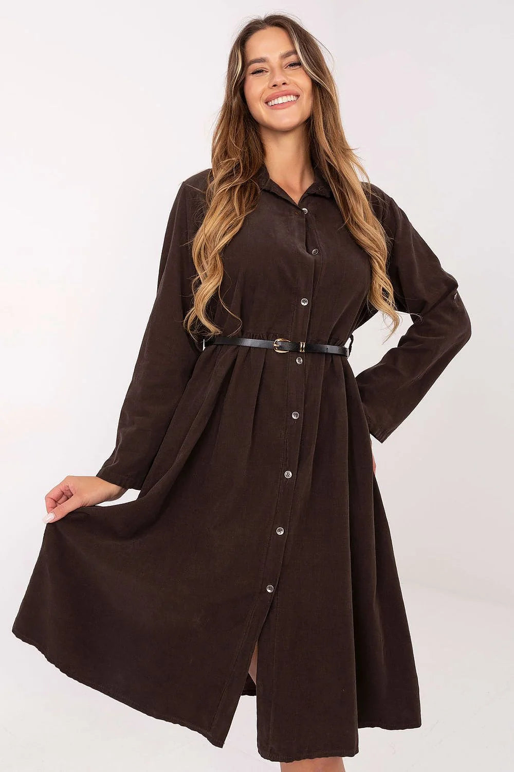 robe chemise midi velours côtelé marron foncé manches longues col boutonnage coupe évasée taille marquée ceinture fine boucle dorée coton