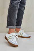 Chaussures de sport modernes pour femmes cuir blanc daim gris bandes vertes lacets blancs semelle caoutchouc