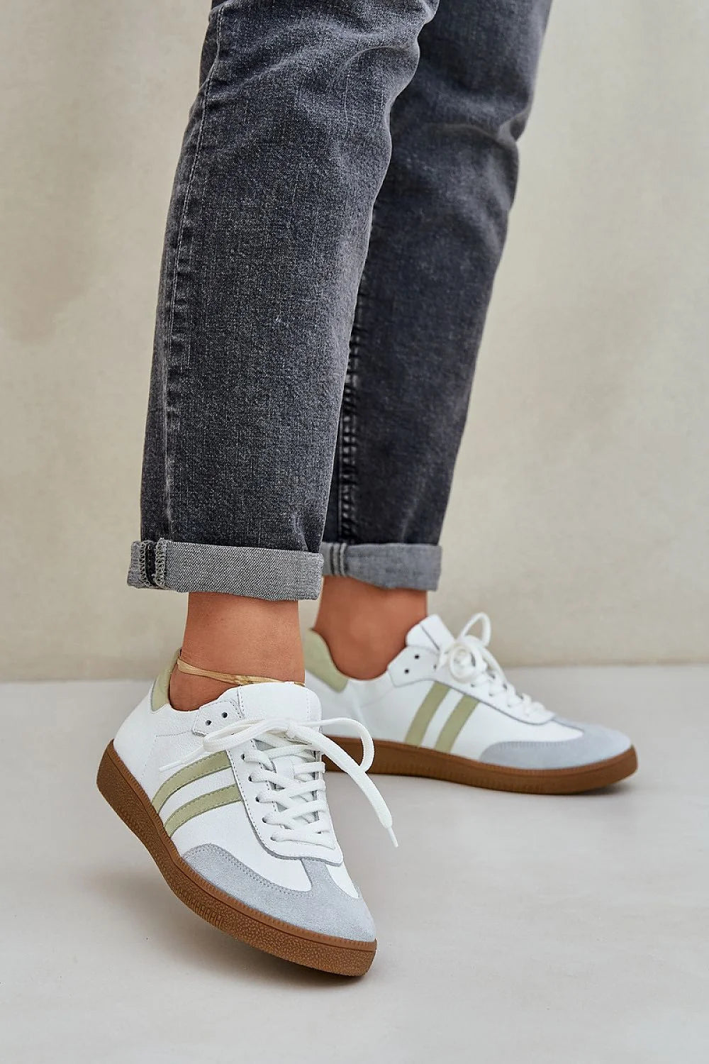 Chaussures de sport modernes pour femmes cuir blanc daim gris bandes vertes lacets blancs semelle caoutchouc