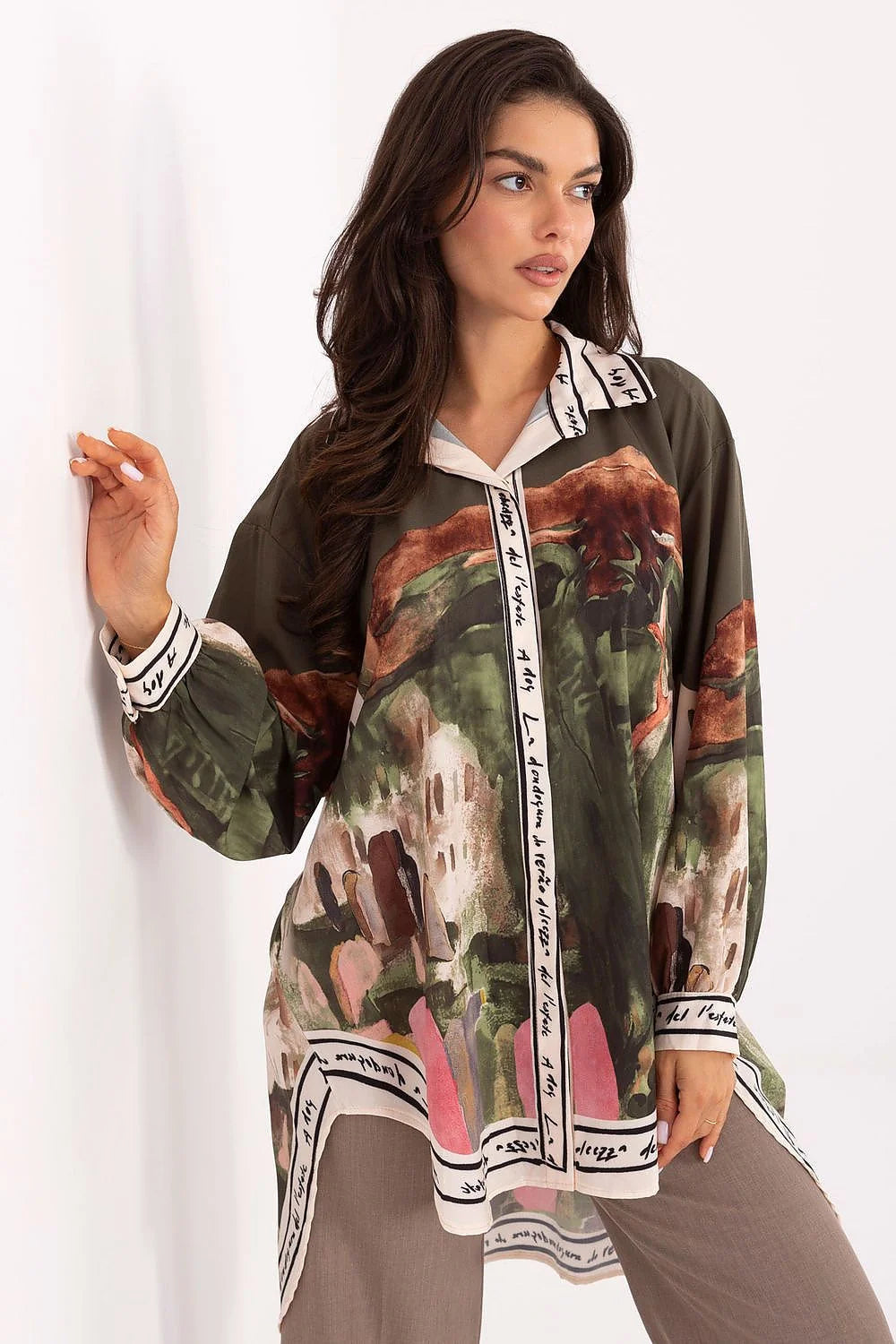 chemise tunique femme oversize imprimée multicolore olive marron rose écru fluide léger chiffon coupe longue ample col classique boutonnage discret