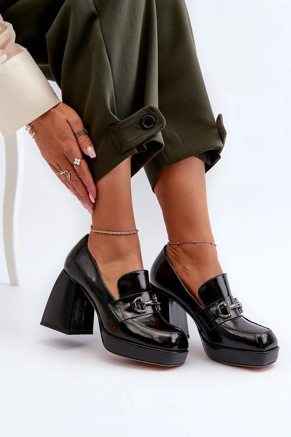 Escarpins modernes à talon massif noir brillant, cuir verni, plateforme, boucle métallique, style rétro, femmes, occasion formelle, professionnelle