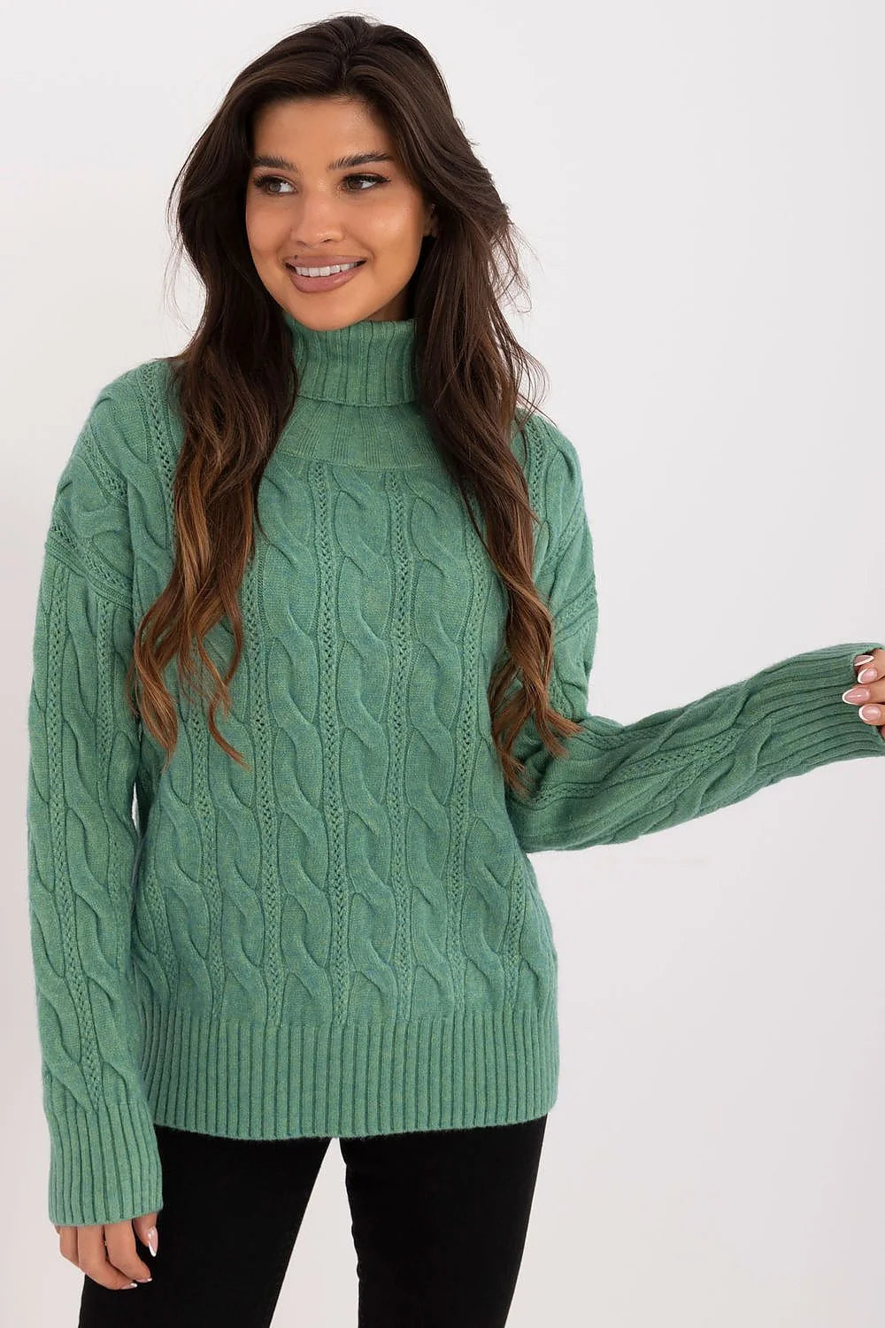 pull femme oversize col roulé torsadé maille câblé vert sauge coupe longue manches longues emmanchures tombantes côtelées moelleuses