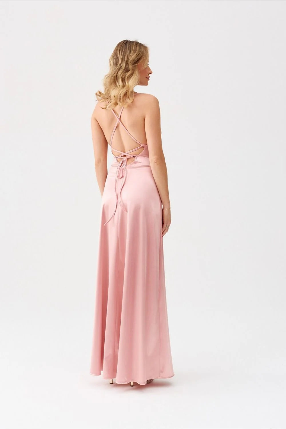 Robe longue élégante en satin rose poudré décolleté en cœur bretelles fines taille ajustée fente haute soirée femme