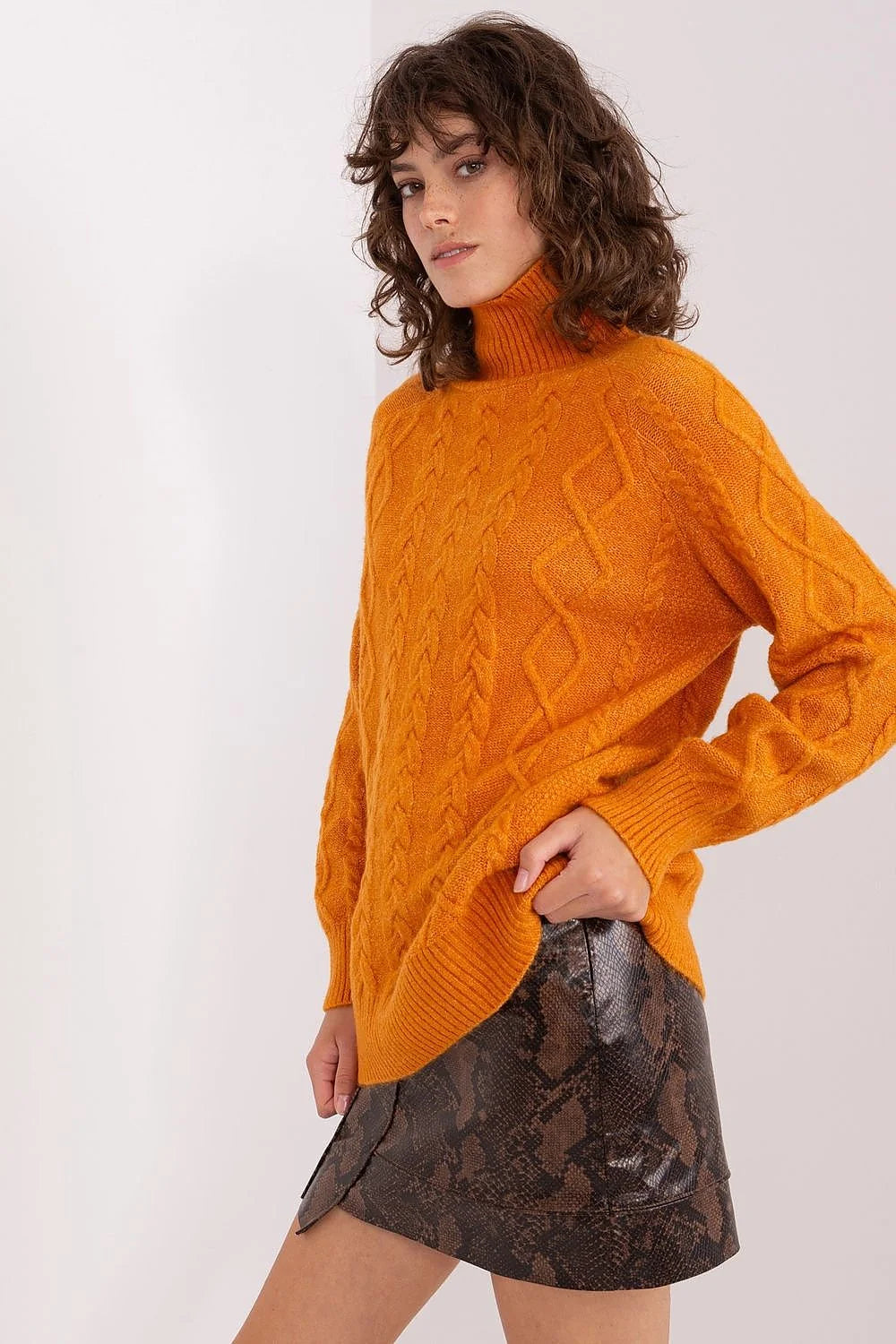 Pull tricoté pour femme col roulé motif torsades texture câblée couleur orange vif manches longues coupe ample