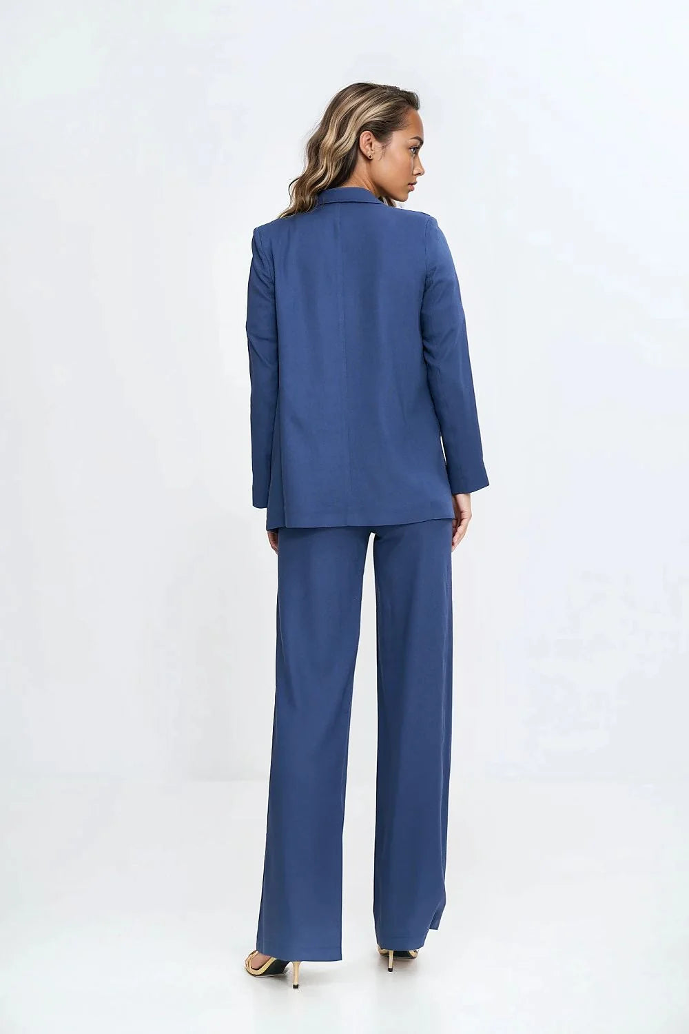Costume pour femme élégant tailleur pantalon bleu profond coupe structurée blazer sans boutons épaulettes soulignées