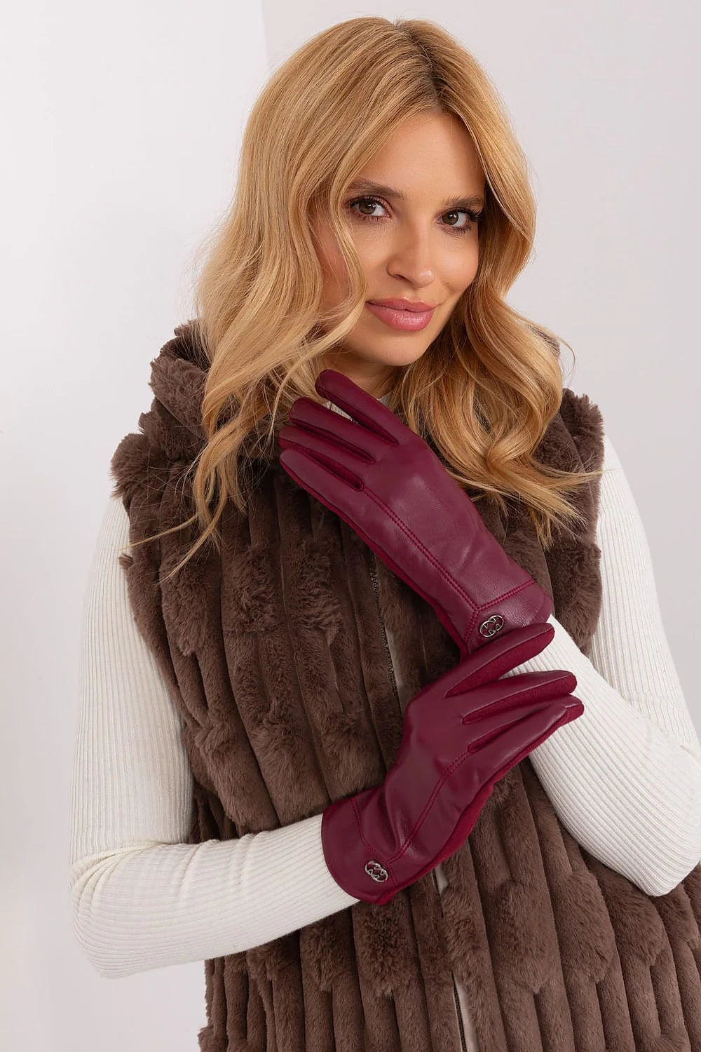 Gants élégants isolés pour femmes en polyuréthane et polyester, rouge bordeaux, design classique, bouton métallique, manchons ajustés, style intemporel, mode automne-hiver