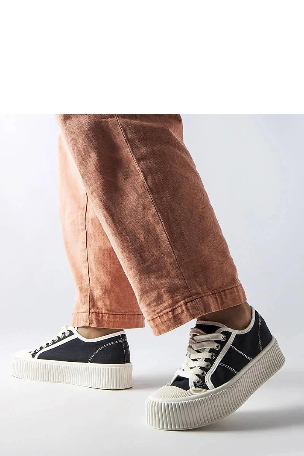 baskets femmes Castanthei Solea sneakers toile noire accents offwhite lacets écrus œillets métalliques semelle plateforme blanche nervurée