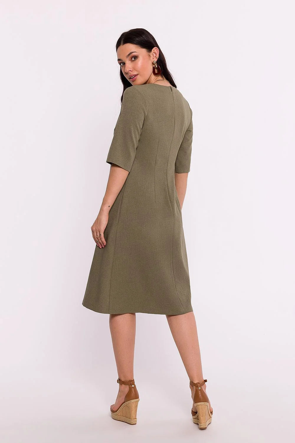 Robe de jour Be Wear en tissu mélange coton-lin mi-longue couleur marron-olive encolure V manches mi-longues silhouette évasée sans motifs