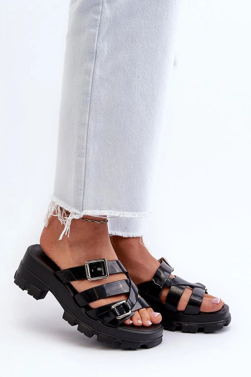 sandales urbaines modernes plateforme chunky noires bout ouvert semelle crantée brides larges verni boucles réglables talon6cm plateforme35mm confortable vegan recyclables