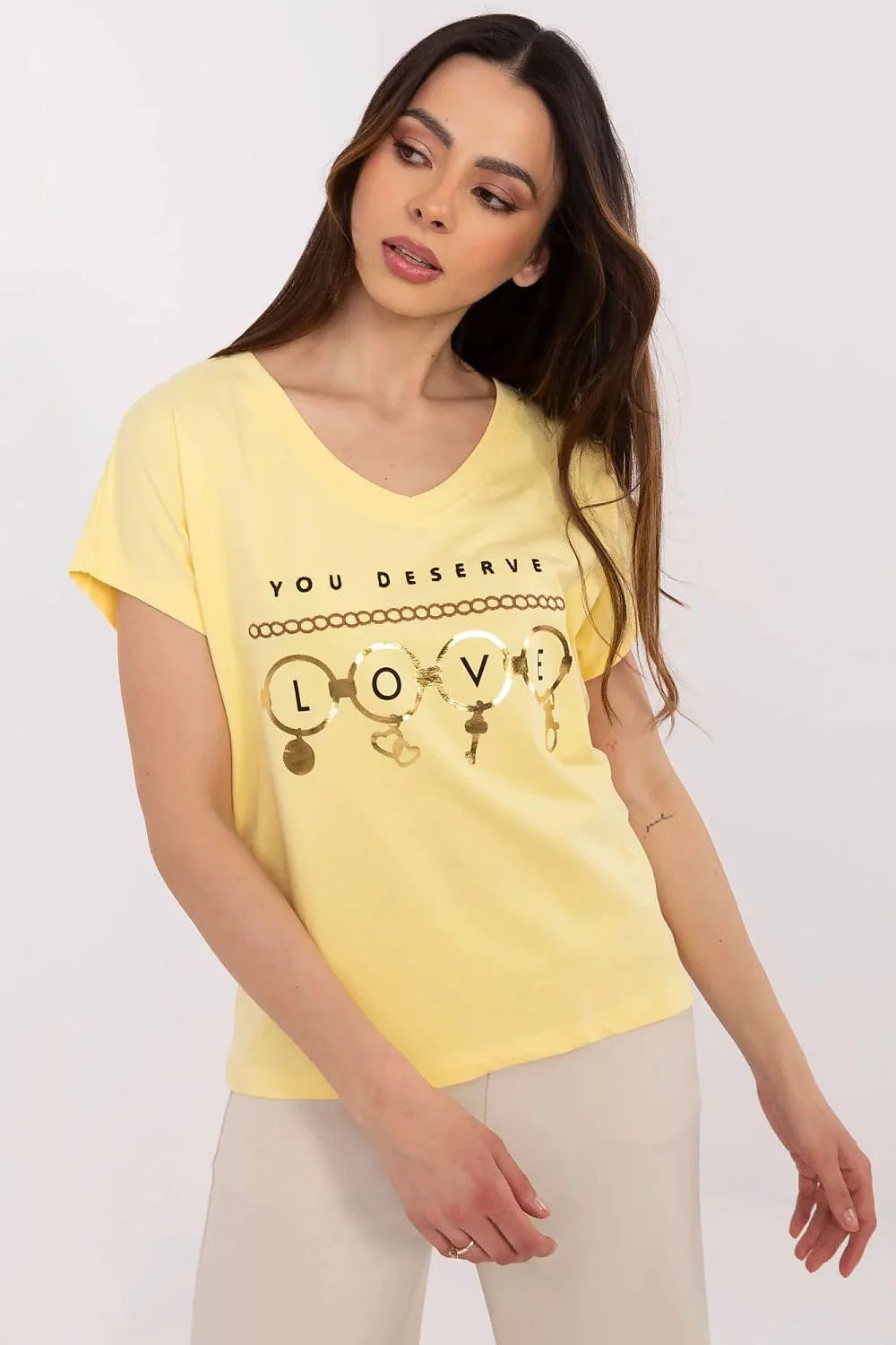 T-shirt femme message YOU DESERVE LOVE couleur jaune pâle coton élasthanne coupe ample manches courtes col V doré