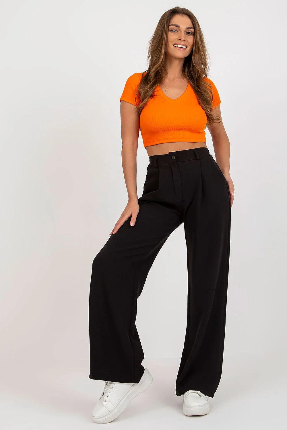 Ensemble mode femme crop top pantalon large taille haute sneakers blanches couleur orange noire