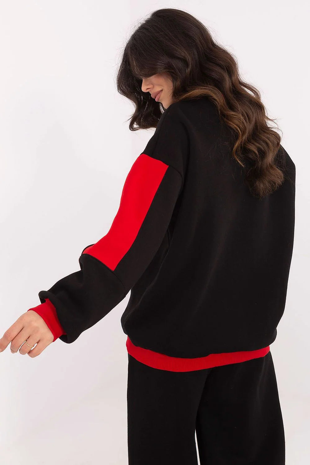 Sweatshirt femme design moderne coupe relaxée noir accents rouges coton polyester doux tissu style urbain porté casual