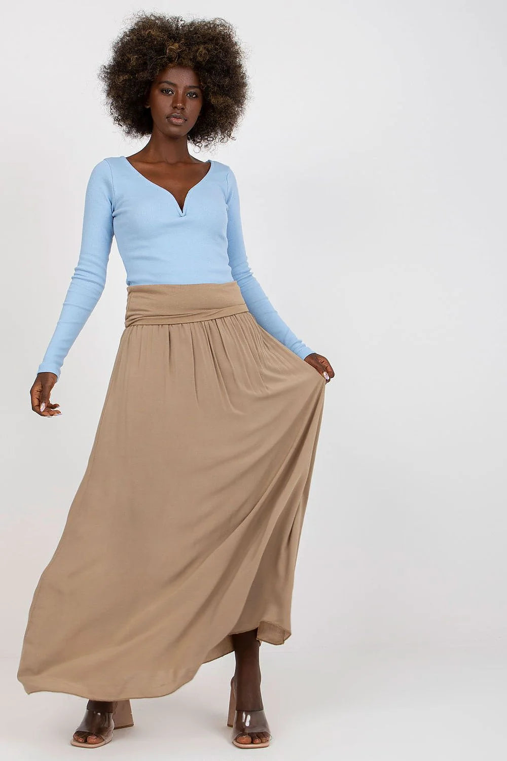 Tenue femme chic et décontractée jupe longue et haut ajusté manches longues couleur pastel bleu et camel