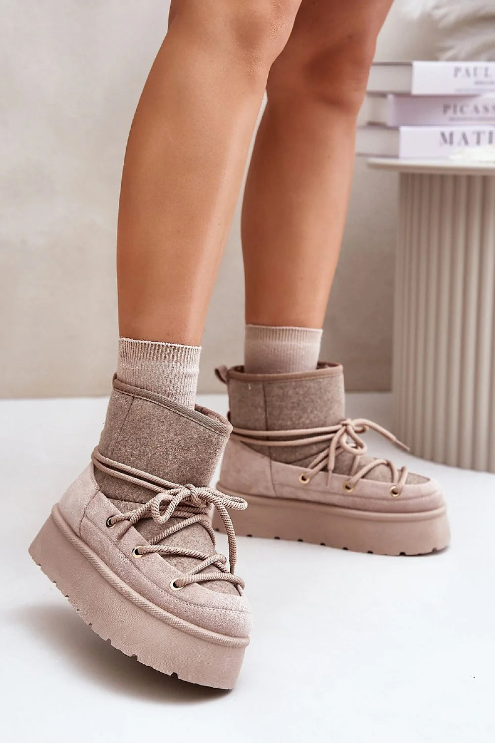 Bottes en cuir suédé moderne confort plateforme tendance hiver beige taupe pour femmes élégantes