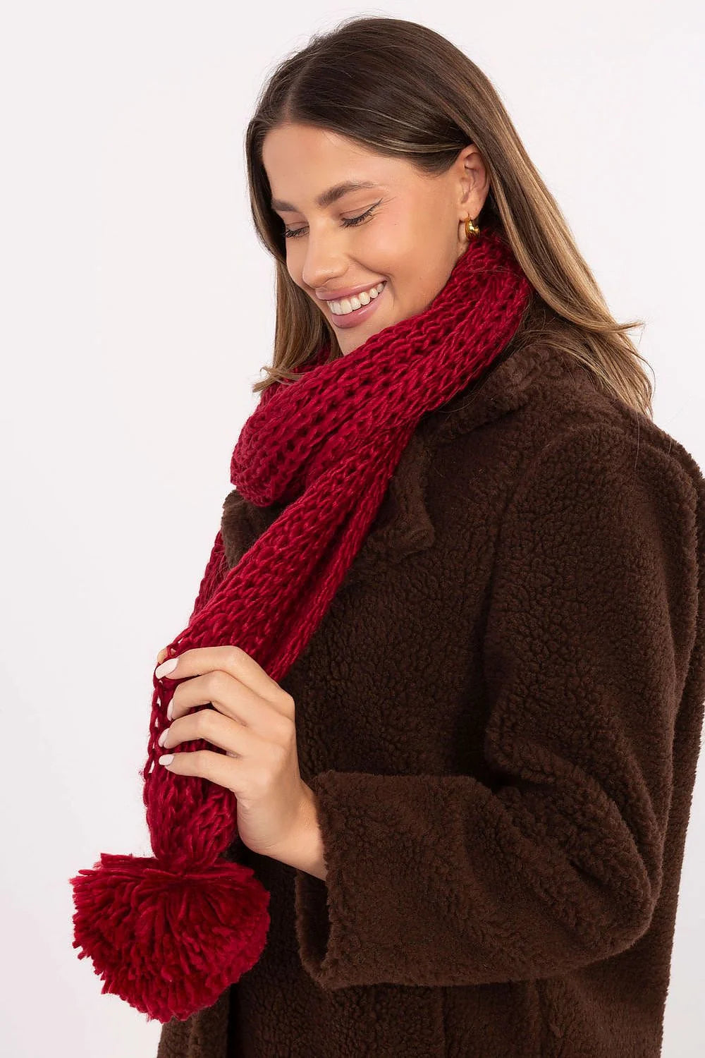 écharpe longue grosse maille rouge profond tricot épais moelleux acrylique confortable doux enveloppant pompons grands stylée hivernale