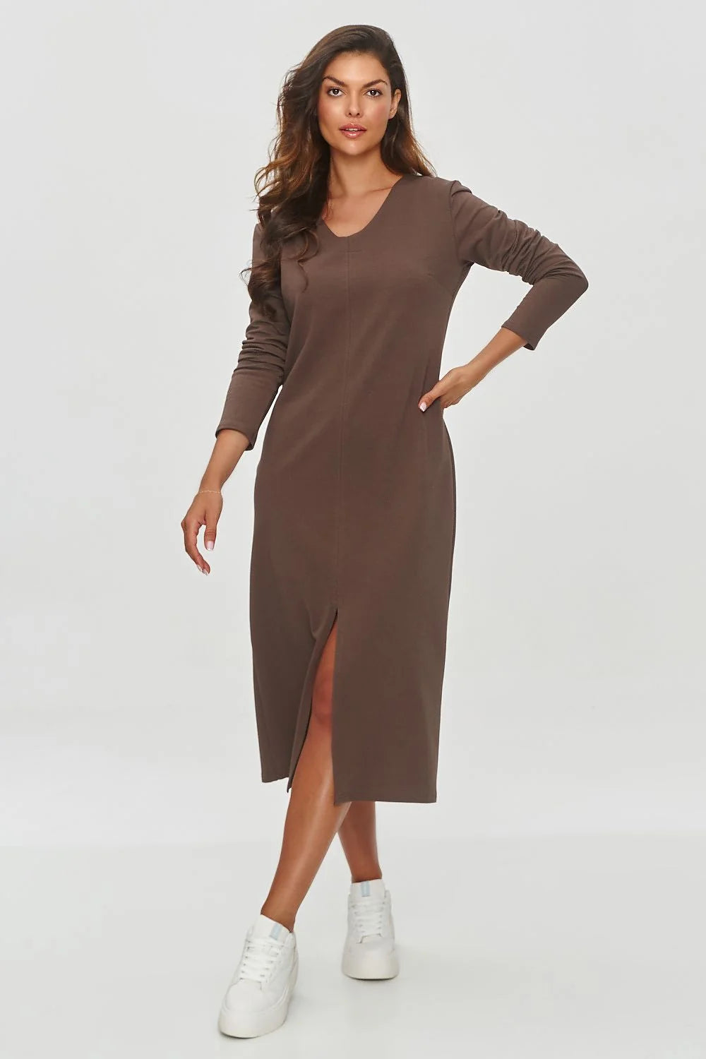 Robe Makadamia élégante en molleton manches longues encolure V coupe ajustée couleur marron femmes occasion quotidienne