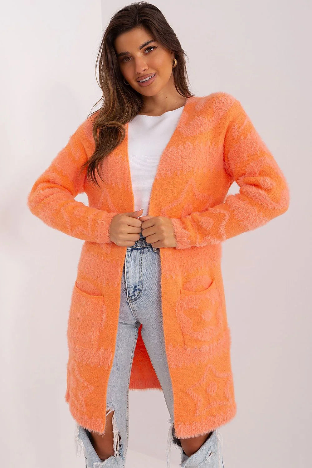 Cardigan femme longueur midi motif étoiles grandes maille douce couleur pêche orangé style décontracté manches longues poches avant ouverture sans boutons moderne look casual