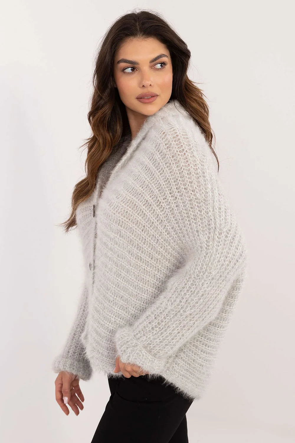 Cardigan pour femme gris clair mélange alpaga angora maille ajourée manches longues bouffantes deux boutons coupe vaporeuse polyvalent style décontracté occasion quotidienne qualité premium confort maximal élégance intemporelle
