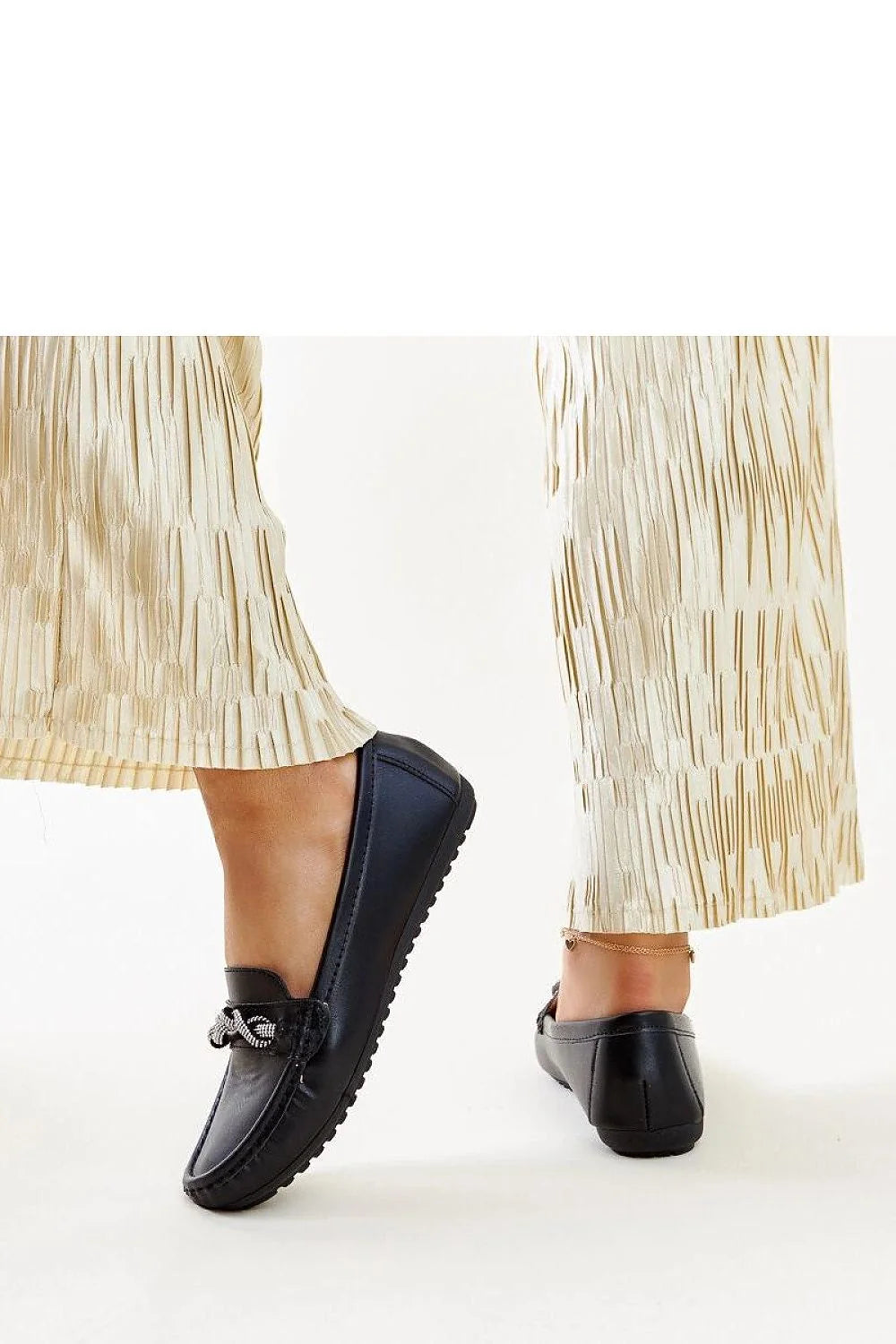 Mocassins élégants pour femmes design moderne matériaux haut de gamme cuir noir chaîneargenté style intemporel confort maximal
