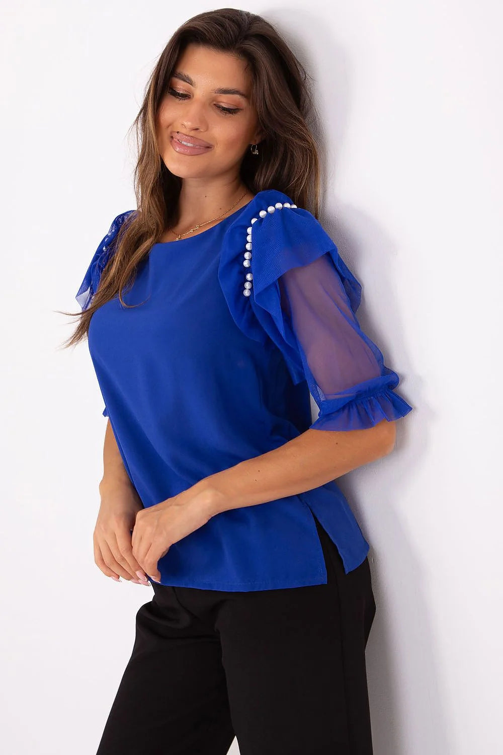 chemisier femme chic bleu royal col rond coupe droite longueur hanche manches trois quarts tulle volants perles épaules