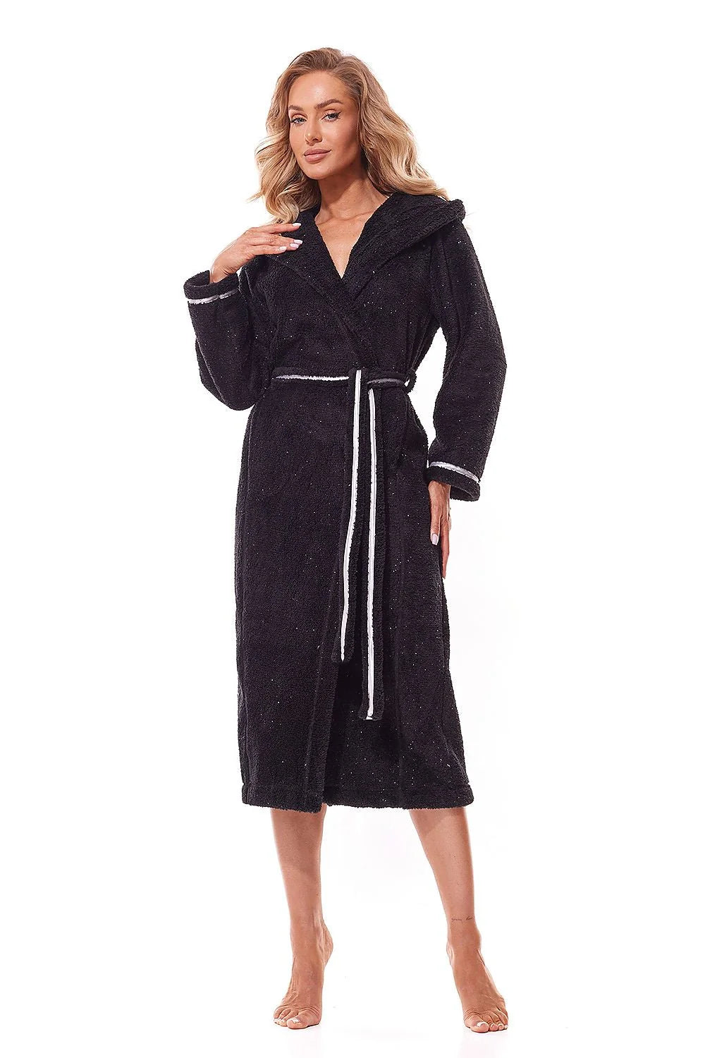 peignoir femme long mi mollet éponge noir capuche manches longues ceinture ajustable coupe droite poches invisibles passepoil blanc pelucheux absorbant