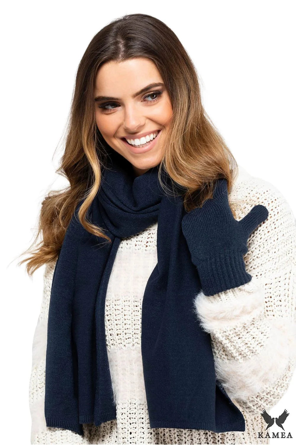 Écharpe et mitaines hiver femme en laine cachemire bleu marine style classique élégance sobre coupe ample finitions soignées accessoires mode