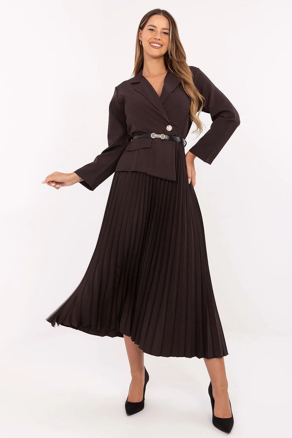 robe maxi évasée plissée fluide viscose polyester marron chocolat col marin bouton bijou manches longues ceinturée taille cintrée élégante sophistiquée