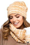 Ensemble Kamea chic hiver femme motif chevrons audacieux beige blanc fourrure polaire doux confort ajustement parfait bonnet écharpe