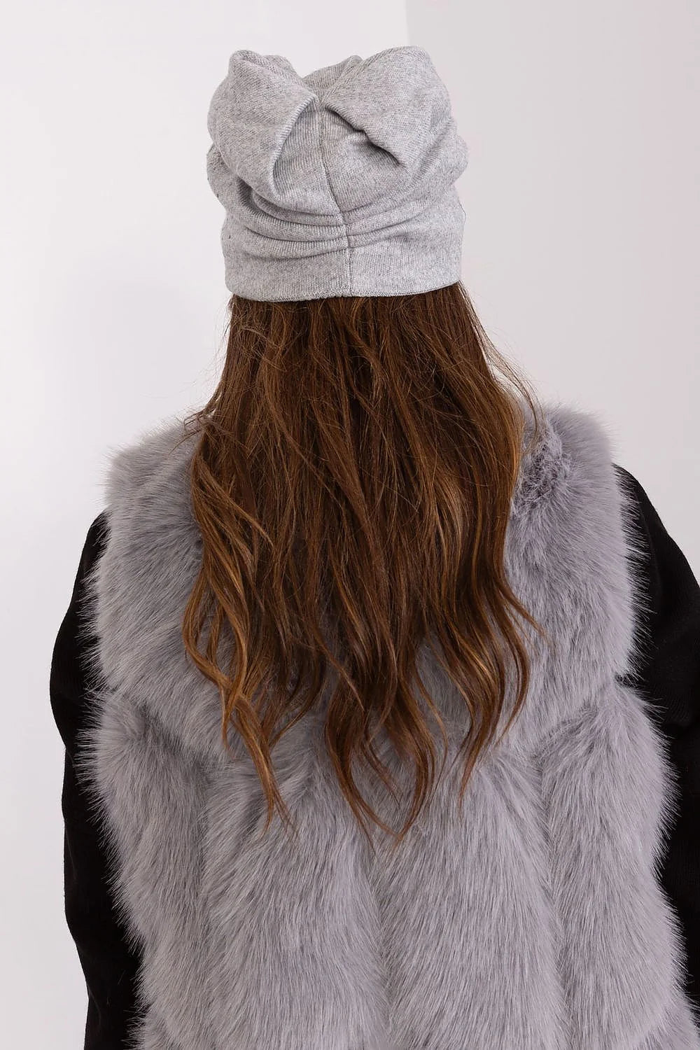 Bonnet et veste sans manches hiver femme élégant moderne motif floral sequins acrylique coton cachemire grise douce ajustée fourrure synthétique