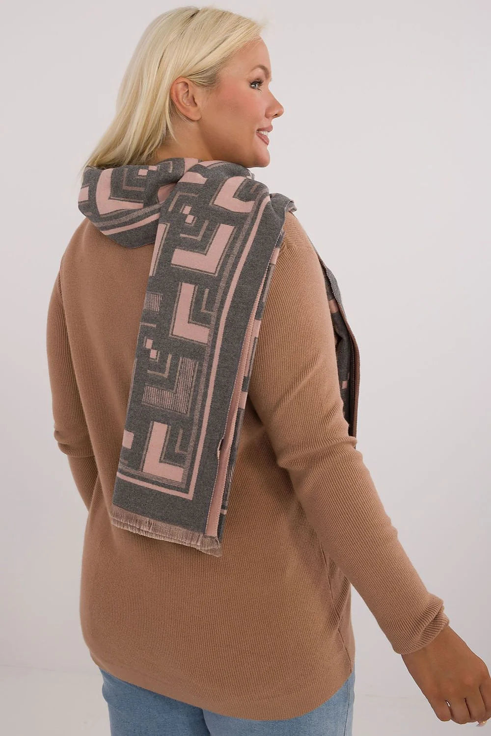 Écharpe longue en viscose et laine, motif géométrique audacieux, pompons subtils, style moderne et élégant pour femmes