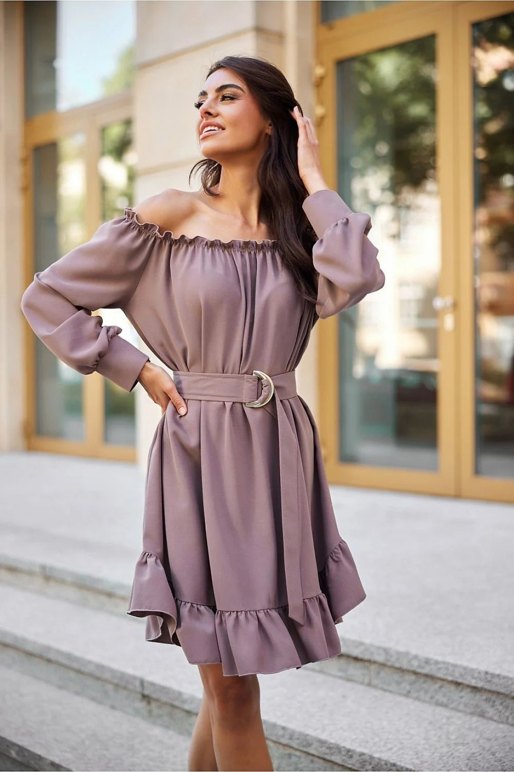 robe bardot taupe manches longues bouffantes épaules élastiquées ceinture large boucle demi lune métallique coupe évasée ourlet ruché