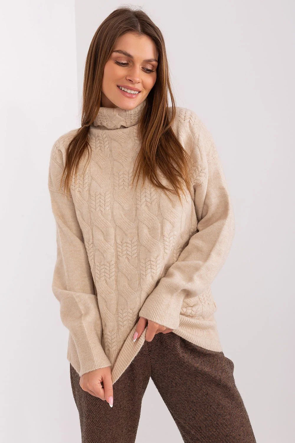 Pull à col roulé en tricot doux beige clair pour femmes, style classique, coupe ample, manches longues, finitions soignées, idéal pour les jours froids, mode élégante et confortable