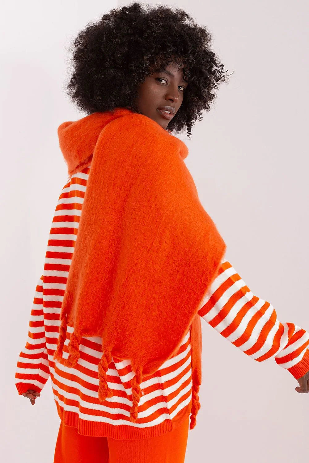 ensemble mode femme pull rayures écharpe laine pantalon orange vif oversize maille duveteuse franges tressées manches longues ample