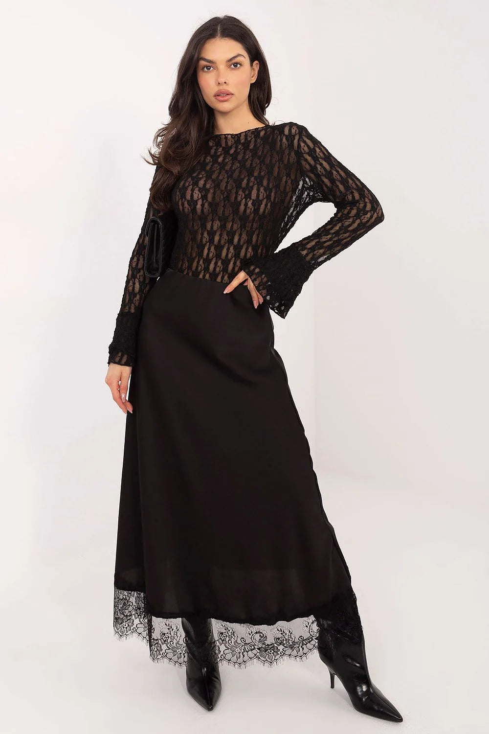 blouse dentelle noire manches longues volants cloche encolure bateau ajustée viscose élasthanne stretch semi transparente chic soirée élégante féminine confortable