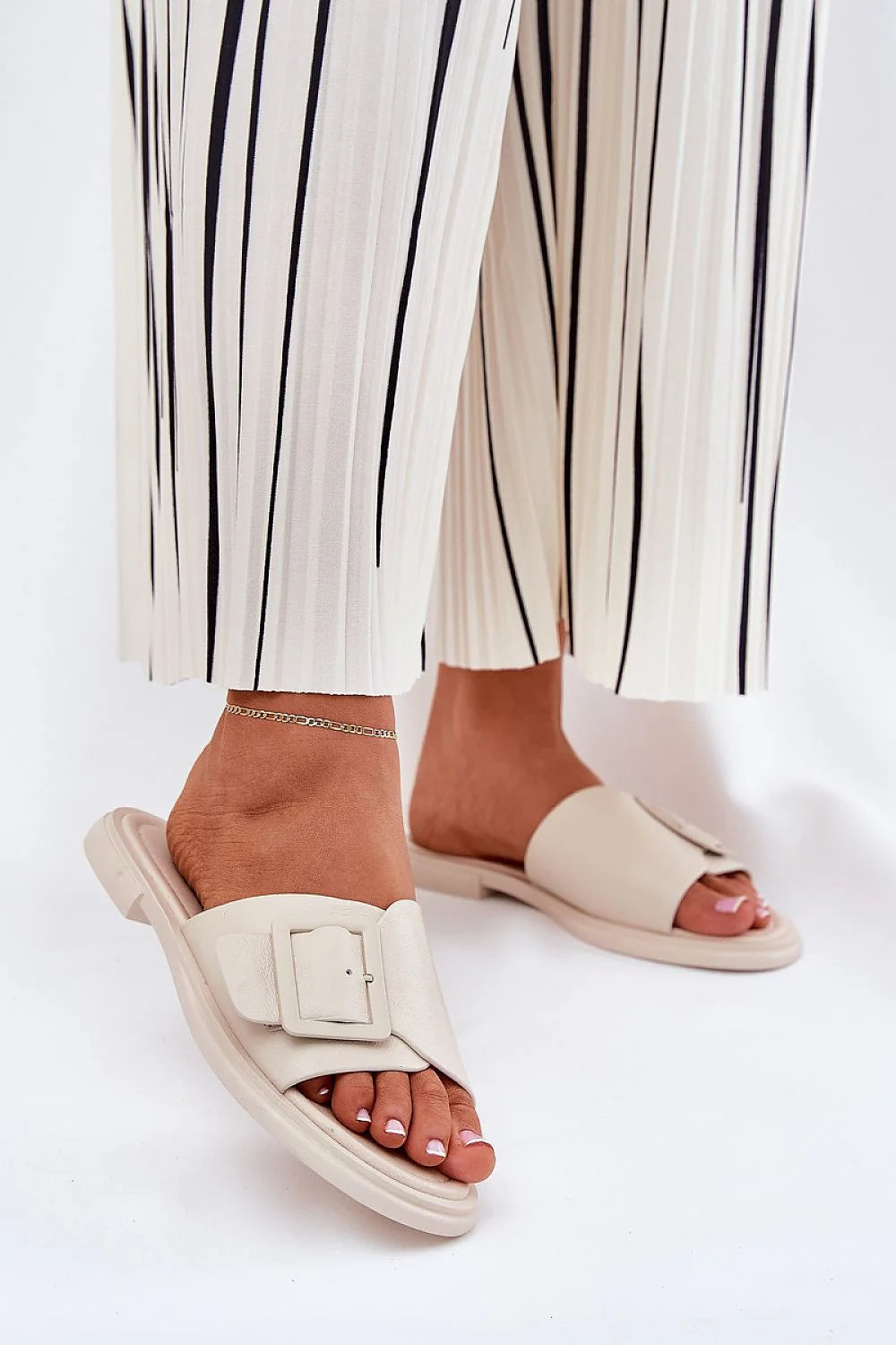 sandales plates femmes décontracté élégant cuir naturel lisse beige crème bride large boucle carrée semelle rembourrée ergonomique antidérapante légère estivale