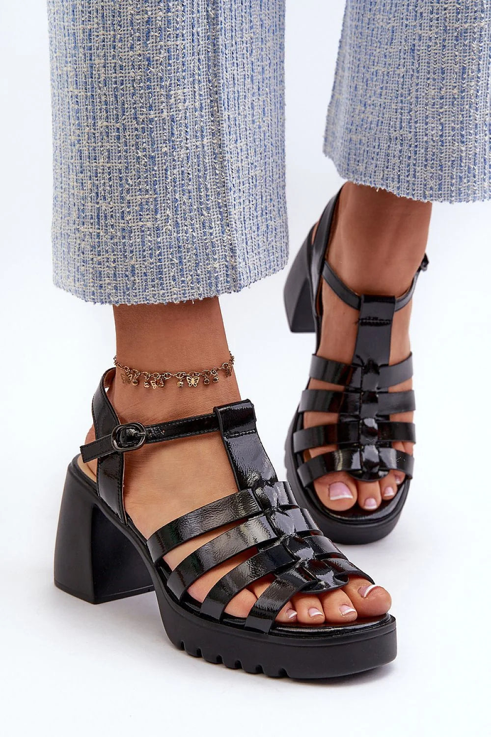 sandales talon carré cuir verni noir brides croisées bout ouvert plateforme semelle crantée antidérapante boucle métallique rembourrée confortable rétro moderne