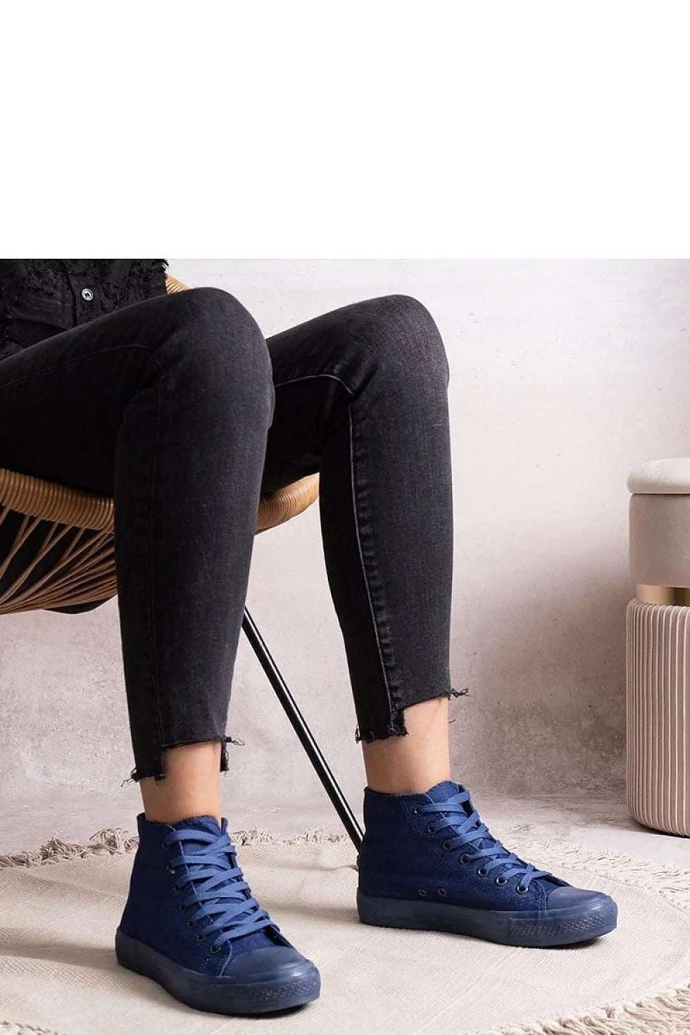 Baskets montantes femme style urbain moderne bleu profond tige canvas semelle caoutchouc lacets ronds