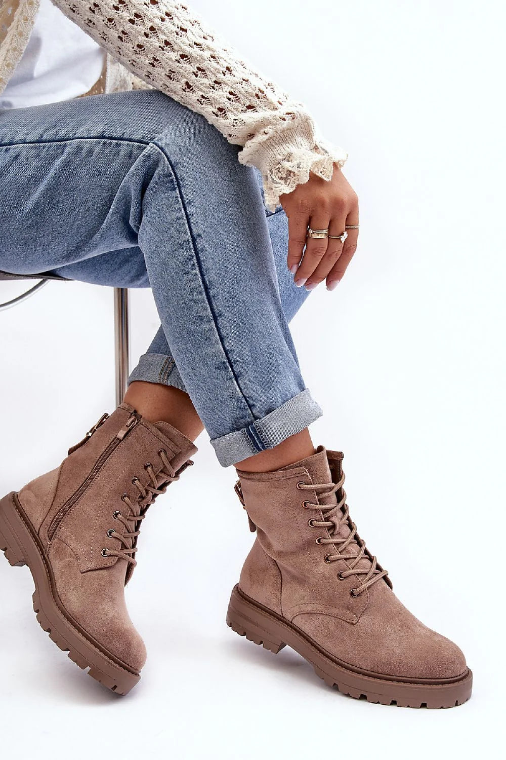 bottines montantes femme daim suédé écologique taupe lacets zippée œillets bout rond semelle crantée antidérapante talon compensé plateforme contrefort renforcé