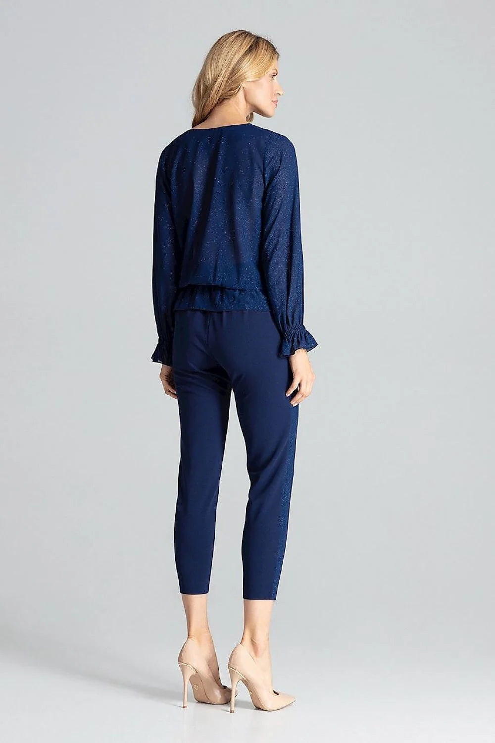 chemisier brocart rouge moderne féminin élégant manches longues bouffantes col V croisé taille élastique poignets froncés cintré reflets métalliques subtils