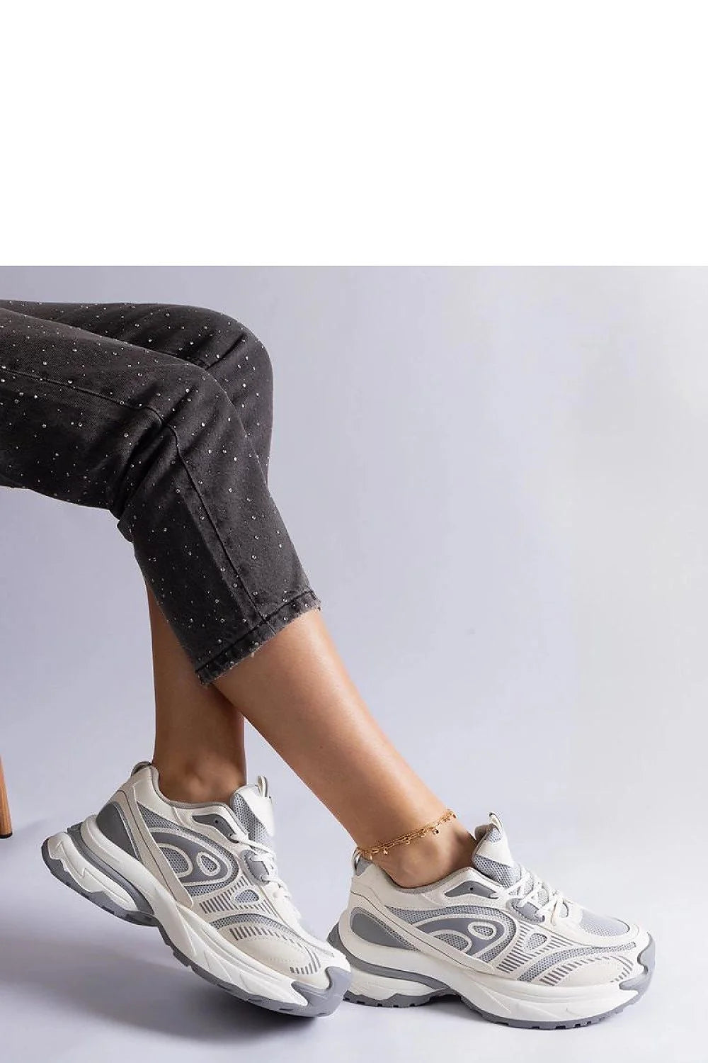 Baskets pour femmes design moderne sportif gris clair et blanc confortables lacets cuir synthétique athleisure respirant
