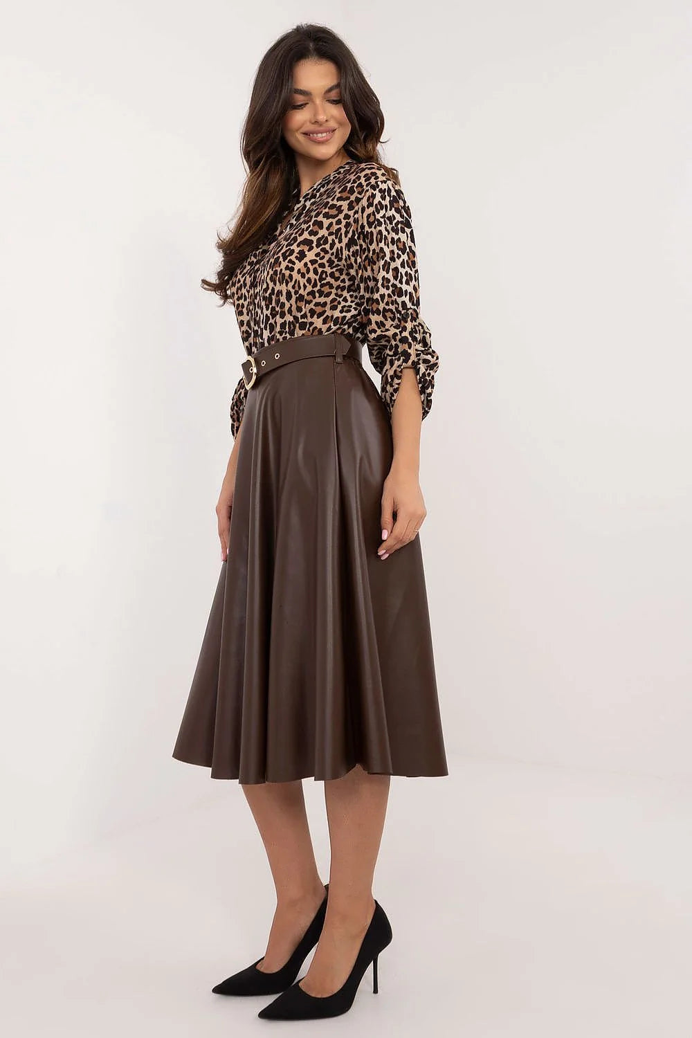 Jupe Italy Moda similicuir couleur marron chocolat taille haute ceinture dorée coupe évasée longueur midi femme