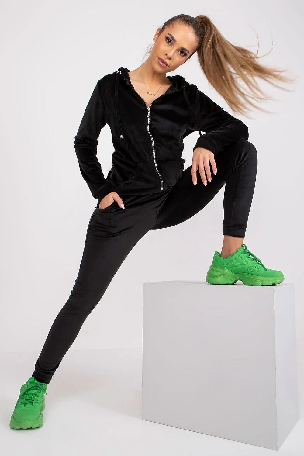 ensemble velours noir hoodie zippé capuche réglable cordon poches zippées pantalon legging slim ajusté cheville élastique