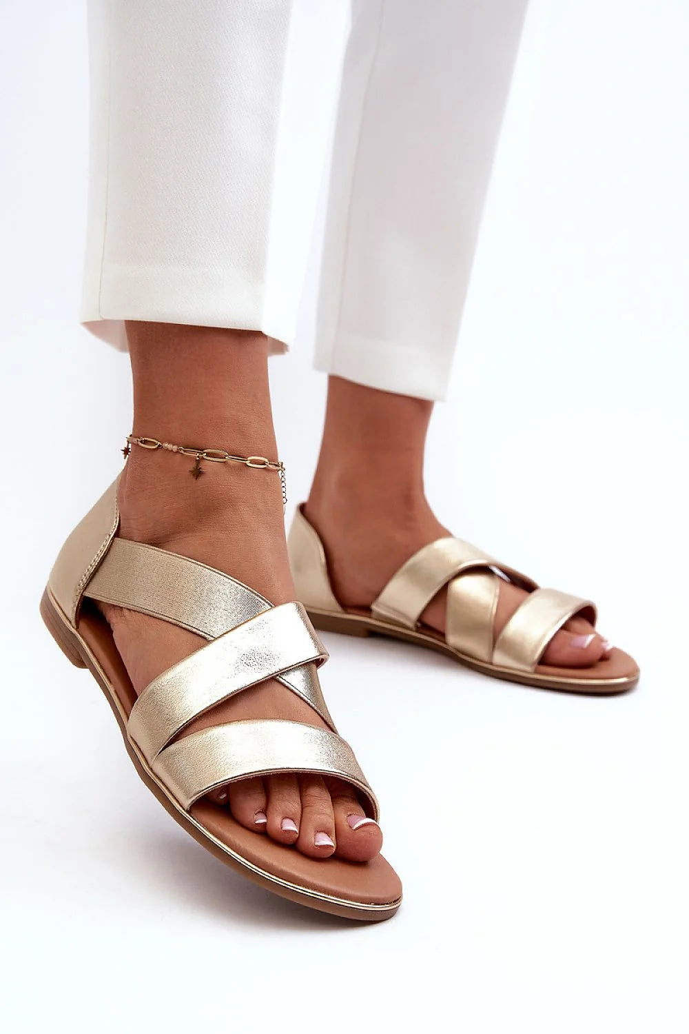Sandales pour femmes élégantes modernes cuir doré métallisé brides croisées chaîne dorée charmes confortable sandales été printemps