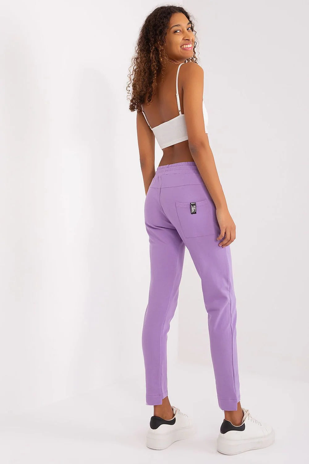 Pantalon survêtement Relevance pour femme en coton et élasthanne violet pastel, style athleisure, coupe fuselée, confort maximal, idéal pour la détente et les activités sportives