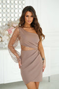 Robe asymétrique courte en paillettes manche longue épaule nue taupe beige pour femme élégante soirée événement