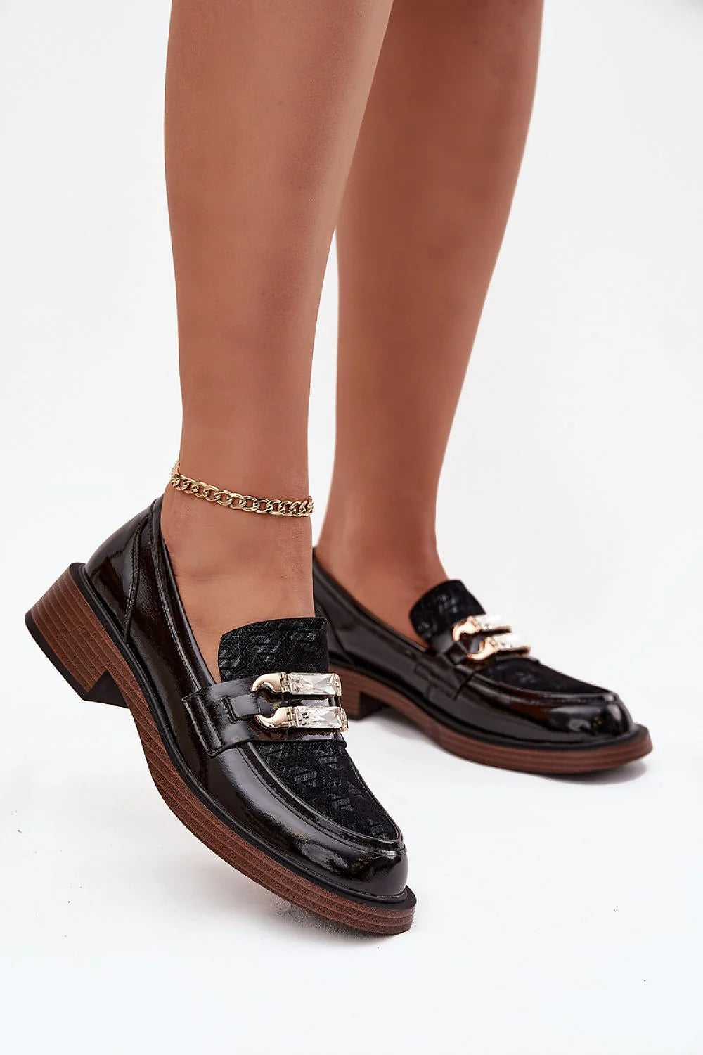 mocassins femme cuir naturel verni noir embossé texturé bout rond bijou doré cristaux talon bloc bas semelle intérieure souple compensée